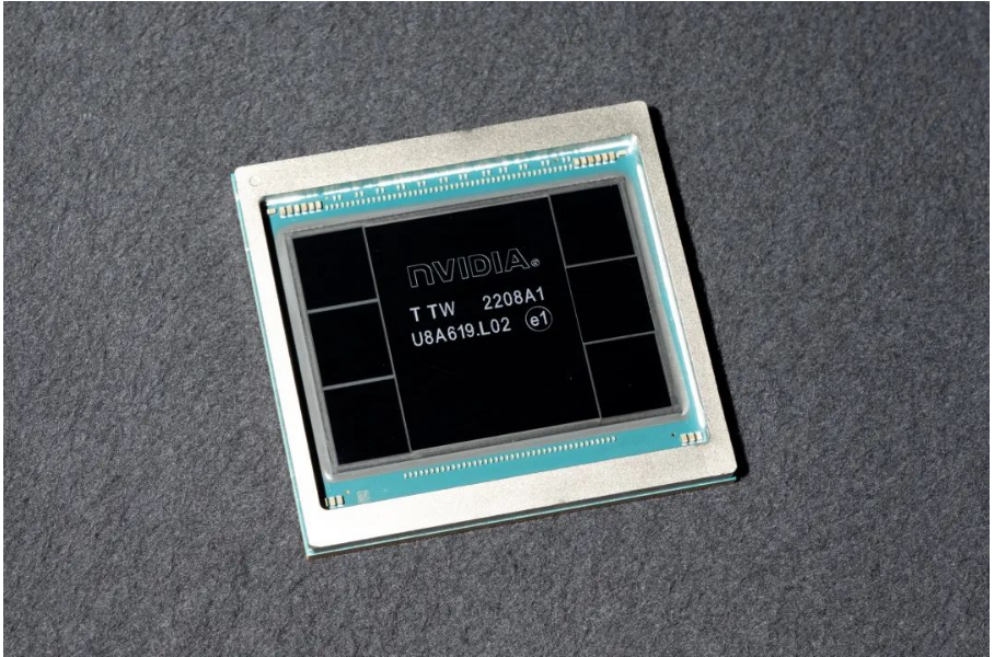 Nvidia的 H100 人工智能加速器，为何成为一颗被全球疯抢的芯片？